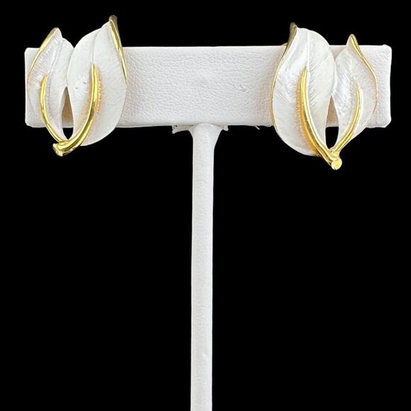 Sarah Coventry Clip On Earrings Pearlized Perfection White Enamel Goldtone Trim - Picture 4 of 8